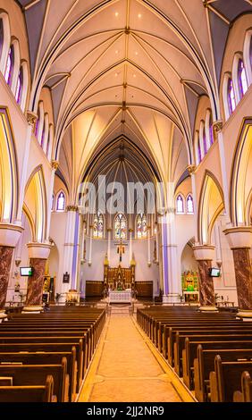 Die Holy Rosary Cathedral, Downtown Vancouver. Schönes Interieur mit Altar in der Rosenkranzkathedrale. Stockfoto