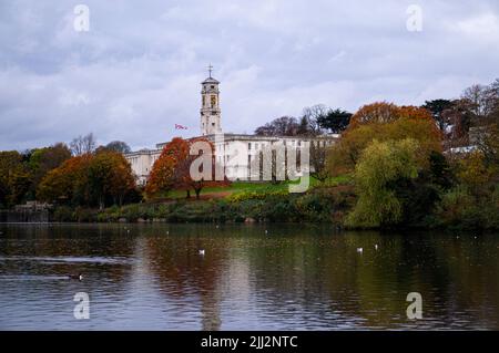 Blick über den See im Portland-Gebäude der Universität von Nottingham im Herbst Stockfoto