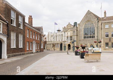 King's Lynn, Norfolk, Großbritannien, Juli 20. 2022: Die Grade-I-gelistete Trinity Guildhall und das Rathaus, beide mit markanten karierten gemusterten Außenflächen. Stockfoto