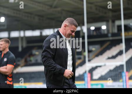 Hull, Großbritannien. 22.. Juli 2022. Lee Radford Castleford Head-Trainer freut sich über seine Rückkehr zum Hull FC während des Super League-Spiels zwischen Hull FC und Castleford am 22. Juli 2022 im MKM Stadium, Hull. Foto von Simon Hall. Nur zur redaktionellen Verwendung, Lizenz für kommerzielle Nutzung erforderlich. Keine Verwendung bei Wetten, Spielen oder Veröffentlichungen einzelner Clubs/Vereine/Spieler. Kredit: UK Sports Pics Ltd/Alamy Live Nachrichten Gutschrift: UK Sports Pics Ltd/Alamy Live Nachrichten Stockfoto