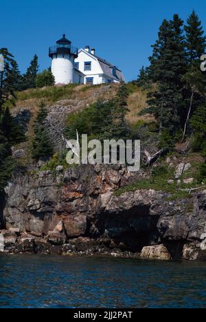 Bear Island Leuchtturm an sonnigen Sommertagen im Acadia National Park in Maine. Es ist eine beliebte Touristenattraktion in Neuengland. Stockfoto