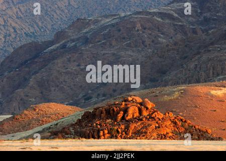 Malerische Wüstenlandschaft bei Sonnenuntergang, Brandberg, Namibia Stockfoto