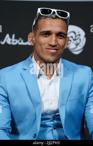 London, Großbritannien. 22.. Juli 2022. LONDON, Großbritannien - 22. JULI: Der brasilianische UFC-Kämpfer Charles Oliveira interagiert mit den Medien während der UFC 280: Oliveira gegen Makhachev Pressekonferenz in der O2 Arena am 22. Juli 2022 in Greenwich, London, Großbritannien. (Foto von Scott Garfitt/PxImages) Credit: Px Images/Alamy Live News Stockfoto