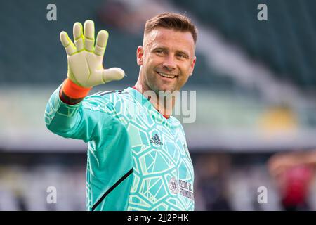 Warschau, Polen. 20.. Juli 2022. Artur Boruc von Legia winkt während des Freundschaftsspiels zwischen Legia Warszawa und Celtic FC im Marschall Jozef Pilsudski Legia Warsaw Municipal Stadium. Dieses Spiel war das letzte in der Karriere von Artur Boruc (der Torwart spielte in der Vergangenheit für Legia Warszawa und Celtic FC). Endstand; Legia Warszawa 2:2 Celtic FC. Kredit: SOPA Images Limited/Alamy Live Nachrichten Stockfoto