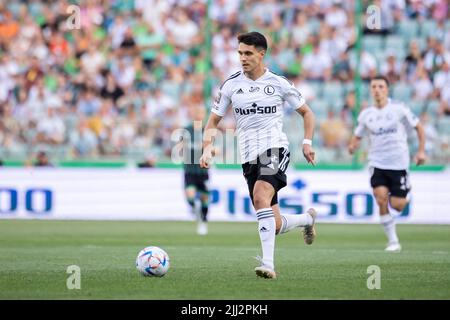 Warschau, Polen. 20.. Juli 2022. Bartosz Kapustka von Legia wurde während des Freundschaftsspiels zwischen Legia Warszawa und dem Celtic FC im Marschall Jozef Pilsudski Legia Warsaw Municipal Stadium in Aktion gesehen. Dieses Spiel war das letzte in der Karriere von Artur Boruc (der Torwart spielte in der Vergangenheit für Legia Warszawa und Celtic FC). Endstand; Legia Warszawa 2:2 Celtic FC. Kredit: SOPA Images Limited/Alamy Live Nachrichten Stockfoto