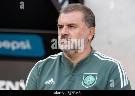 Warschau, Polen. 20.. Juli 2022. Ange Postecoglou Trainer des Celtic FC gesehen während des Freundschaftsspiels zwischen Legia Warszawa und Celtic FC im Marschall Jozef Pilsudski Legia Warsaw Municipal Stadium. Dieses Spiel war das letzte in der Karriere von Artur Boruc (der Torwart spielte in der Vergangenheit für Legia Warszawa und Celtic FC). Endstand; Legia Warszawa 2:2 Celtic FC. Kredit: SOPA Images Limited/Alamy Live Nachrichten Stockfoto