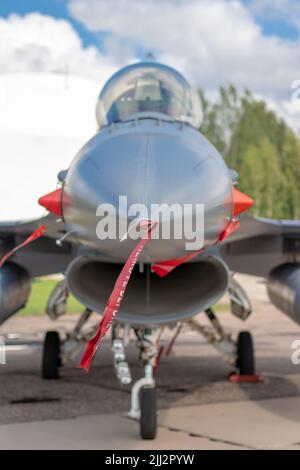 SIAULIAI / LITAUEN - 27. Juli 2019: Statische Ausstellung von F-16-Kampfflugzeugen auf der Flugschau Falcon Wings 2019 auf der Siauliai Air Base Stockfoto