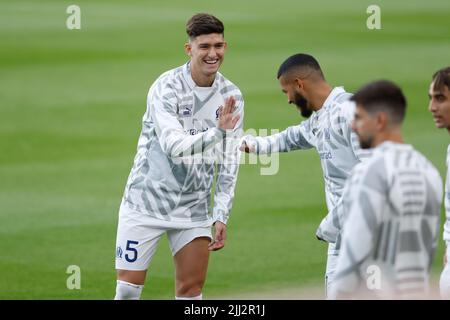 Leonardo Baleroi von Marseille interagiert mit Mannschaftskollegen Samuel Gigot während eines Freundschaftsspiel vor der Saison im Riverside Stadium, Middlesbrough. Bilddatum: Freitag, 22. Juli 2022. Stockfoto