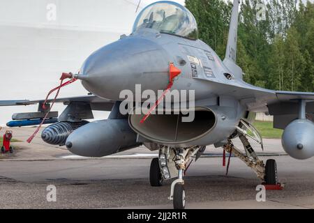 SIAULIAI / LITAUEN - 27. Juli 2019: Statische Ausstellung von F-16-Kampfflugzeugen auf der Flugschau Falcon Wings 2019 auf der Siauliai Air Base Stockfoto