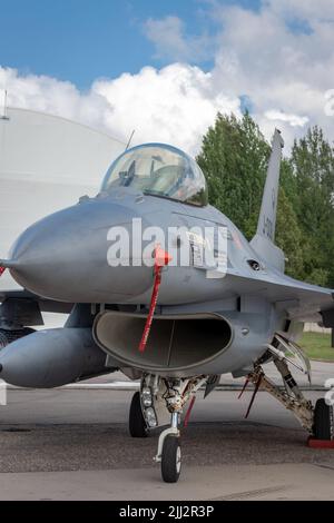 SIAULIAI / LITAUEN - 27. Juli 2019: Statische Ausstellung von F-16-Kampfflugzeugen auf der Flugschau Falcon Wings 2019 auf der Siauliai Air Base Stockfoto