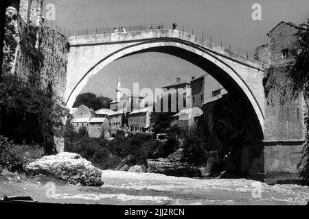 Die ursprüngliche Alte Brücke über den Fluss Neretva in der Stadt Mostar, Bosnien und Herzegowina im Mai 1975 Stockfoto