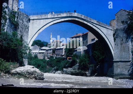 Die ursprüngliche Alte Brücke über den Fluss Neretva in der Stadt Mostar, Bosnien und Herzegowina im Mai 1975 Stockfoto