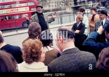 Menschenmenge, die einem Sprecher von Tattooed an der Hyde Park Corner, London, Großbritannien, zuhört, April 21. 1970 Stockfoto