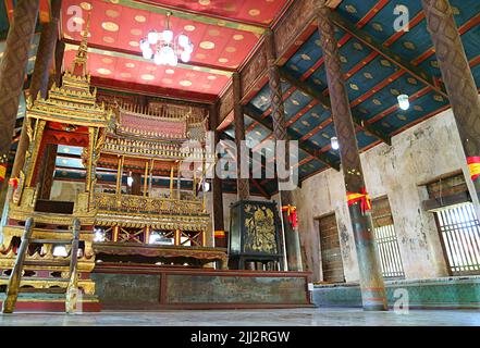 Wunderschöne, reich verzierte antike Pulpit und Artefakte in der Predigthalle des Wat Choeng Tha Tempels, Ayutthaya Historical Park, Thailand Stockfoto