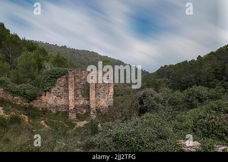 Jinquer, Castellon, Spanien. Häuser in Ruinen eines verlassenen Dorfes in der Mitte der Vegetation.Berg, Gruppe von Häusern. Straßen, Spanischen Bürgerkrieg Stockfoto