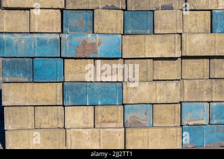 Gelb-blaue Ziegel mit rauer Textur. Pflasterplatten Stockfoto