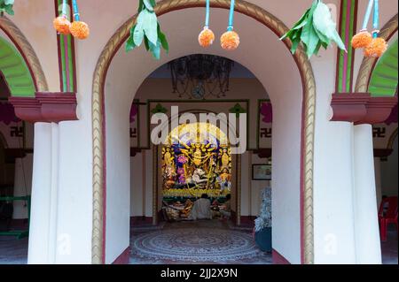 Howrah, Indien -26.. Oktober 2020 : Hindu Purohit verehrt Göttin Durga im Alter dekoriert Haus. Durga Puja, größtes Fest des Hinduismus. Stockfoto