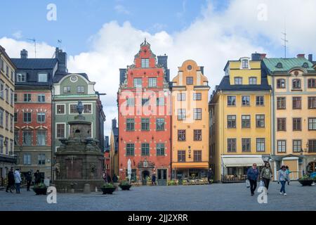 Stockholm, Schweden - 04.16.2017: Menschen, die an den bunten Häusern von Stortorget, dem Grand Square, dem öffentlichen Platz in Gamla Stan, der Altstadt von Centra, vorbei gehen Stockfoto