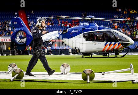 Rotterdam, Niederlande. 22.. Juli 2022. 2022-07-22 20:54:46 ROTTERDAM - Polizeibeamte heben die Flagge mit einem Polizeihubschrauber während der Eröffnung der World Police & Fire Games, der internationalen Spiele für Feuerwehr, Polizei, Zoll und Gefängnispersonal. ANP SEM VAN DER WAL netherlands Out - belgium Out Credit: ANP/Alamy Live News Stockfoto