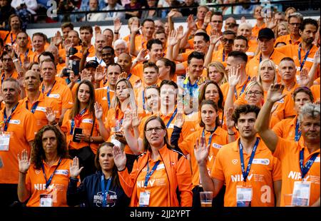Rotterdam, Niederlande. 22.. Juli 2022. 2022-07-22 21:06:32 ROTTERDAM - Niederländische Athleten nehmen den Eid während der Eröffnung der World Police & Fire Games, der internationalen Spiele für Feuerwehr, Polizei, Zoll und Gefängnispersonal. ANP SEM VAN DER WAL netherlands Out - belgium Out Credit: ANP/Alamy Live News Stockfoto