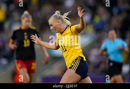 Die Schwedin Stina Blackstenius feiert das erste Tor ihrer Mannschaft, bevor es nach einem VAR-Check während des UEFA Women's Euro 2022 Viertelfinalspiels im Leigh Sports Village ausgeschlossen wird. Bilddatum: Freitag, 22. Juli 2022. Stockfoto