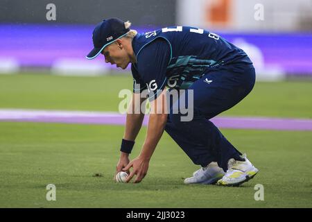 Manchester, Großbritannien. 22.. Juli 2022. Sam Curran aus England fängt den Ball in Manchester, Vereinigtes Königreich am 7/22/2022. (Foto von Mark Cosgrove/News Images/Sipa USA) Quelle: SIPA USA/Alamy Live News Stockfoto