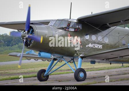 KAUNAS / LITAUEN - 10. August 2019: D-FUKM 'Anastasia' Antonov an-2 rollt auf der Flugschau Stockfoto