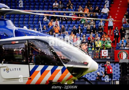 Rotterdam, Niederlande. 22.. Juli 2022. 2022-07-22 20:54:22 ROTTERDAM - Polizeibeamte heben die Flagge mit einem Polizeihubschrauber während der Eröffnung der World Police & Fire Games, der internationalen Spiele für Feuerwehr, Polizei, Zoll und Gefängnispersonal. ANP SEM VAN DER WAL netherlands Out - belgium Out Credit: ANP/Alamy Live News Stockfoto