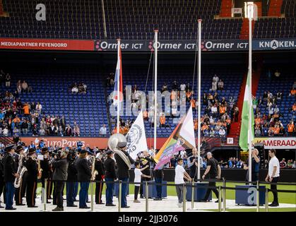 Rotterdam, Niederlande. 22.. Juli 2022. 2022-07-22 20:58:25 ROTTERDAM - Flaggen werden während der Eröffnung der World Police & Fire Games, der internationalen Spiele für Feuerwehr, Polizei, Zoll und Gefängnispersonal, angehoben. ANP SEM VAN DER WAL netherlands Out - belgium Out Credit: ANP/Alamy Live News Stockfoto