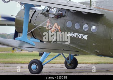 KAUNAS / LITAUEN - 10. August 2019: D-FUKM 'Anastasia' Antonov an-2 rollt auf der Flugschau Stockfoto