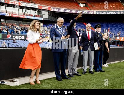 Rotterdam, Niederlande. 22.. Juli 2022. 2022-07-22 20:15:34 ROTTERDAM - Dilan Yesilgoz, Minister für Justiz und Sicherheit, Bürgermeister Ahmed Aboutaleb und Direktor Larry Collins (von links nach rechts) während der Eröffnung der World Police & Fire Games, der internationalen Spiele für Feuer, Polizei, Zoll und Gefängnispersonal. ANP SEM VAN DER WAL netherlands Out - belgium Out Credit: ANP/Alamy Live News Stockfoto