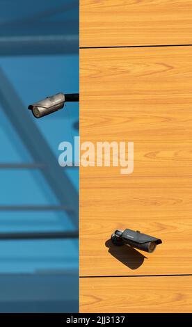 Koszalin, Polen - 26. Juni 2022: Sicherheitskameras an einem an der Wand befestigten Gebäude. Überwachung und Sicherheit. Stockfoto
