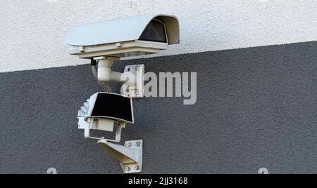 Koszalin, Polen - 26. Juni 2022: Sicherheitskameras an einem an der Wand befestigten Gebäude. Überwachung und Sicherheit. Stockfoto