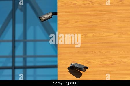 Koszalin, Polen - 26. Juni 2022: Sicherheitskameras an einem an der Wand befestigten Gebäude. Überwachung und Sicherheit. Stockfoto