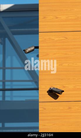 Koszalin, Polen - 26. Juni 2022: Sicherheitskameras an einem an der Wand befestigten Gebäude. Überwachung und Sicherheit. Stockfoto