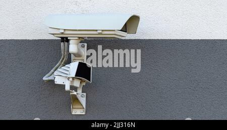Koszalin, Polen - 26. Juni 2022: Sicherheitskameras an einem an der Wand befestigten Gebäude. Überwachung und Sicherheit. Stockfoto