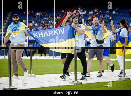 Rotterdam, Niederlande. 22.. Juli 2022. 2022-07-22 20:03:04 ROTTERDAM - Ukrainische Athleten während der Eröffnung der World Police & Fire Games, die internationalen Spiele für Feuerwehr, Polizei, Zoll und Gefängnispersonal. ANP SEM VAN DER WAL netherlands Out - belgium Out Credit: ANP/Alamy Live News Stockfoto