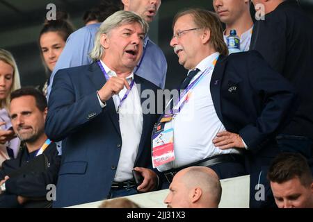 Brentford, Großbritannien. 21.. Juli 2022. Fußball, Frauen: Europameisterschaft, Deutschland - Österreich, Finalrunde, Viertelfinale, Brentford Community Stadium. Ronny Zimmermann (l), Vizepräsident des Deutschen Fußballverbands (DFB) 1., spricht mit Rainer Koch, Mitglied des UEFA-Exekutivkomitees und ehemaliger amtierender Präsident des DFB. Quelle: Sebastian Gollnow/dpa/Alamy Live News Stockfoto