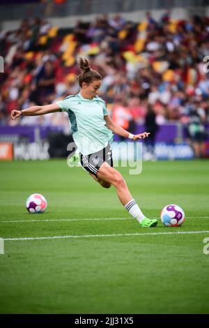 Brentford, Großbritannien. 21.. Juli 2022. Fußball, Frauen: Europameisterschaft 2022, Deutschland - Österreich, Endrunde, Viertelfinale, Brentford Community Stadium. Die deutsche Felicitas Rauch wärmt sich auf. Quelle: Sebastian Gollnow/dpa/Alamy Live News Stockfoto