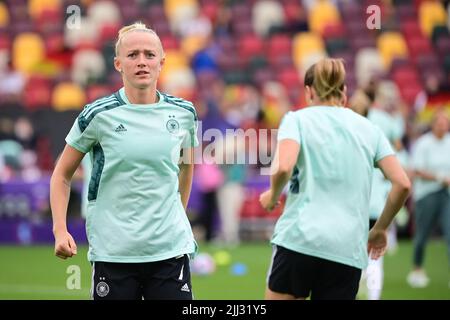 Brentford, Großbritannien. 21.. Juli 2022. Fußball, Frauen: Euro 2022, Deutschland - Österreich, Finalrunde, Viertelfinale, Brentford Community Stadium. Die deutsche Lea Schüller wärmt sich auf. Quelle: Sebastian Gollnow/dpa/Alamy Live News Stockfoto