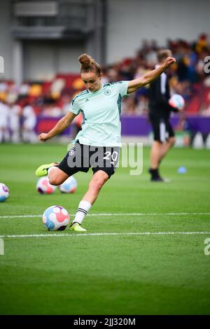 Brentford, Großbritannien. 21.. Juli 2022. Fußball, Frauen: Euro 2022, Deutschland - Österreich, Finalrunde, Viertelfinale, Brentford Community Stadium. Die deutsche Lina Magull wärmt sich auf. Quelle: Sebastian Gollnow/dpa/Alamy Live News Stockfoto