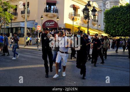 Tunesien. 22.. Juli 2022. Tunesische Polizisten verhaften einen Protestierenden am 22. Juli 2022 während einer Demonstration entlang der Habib Bourguiba Avenue in der Hauptstadt Tunis gegen ihren Präsidenten und das bevorstehende Verfassungsreferendum vom 25. Juli. (Foto von Yassine Mahjoub/Sipa USA) Quelle: SIPA USA/Alamy Live News Stockfoto