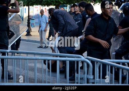 Tunesien. 22.. Juli 2022. Tunesische Polizisten verhaften einen Protestierenden am 22. Juli 2022 während einer Demonstration entlang der Habib Bourguiba Avenue in der Hauptstadt Tunis gegen ihren Präsidenten und das bevorstehende Verfassungsreferendum vom 25. Juli. (Foto von Yassine Mahjoub/Sipa USA) Quelle: SIPA USA/Alamy Live News Stockfoto