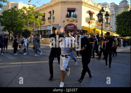 Tunesien. 22.. Juli 2022. Tunesische Polizisten verhaften einen Protestierenden am 22. Juli 2022 während einer Demonstration entlang der Habib Bourguiba Avenue in der Hauptstadt Tunis gegen ihren Präsidenten und das bevorstehende Verfassungsreferendum vom 25. Juli. (Foto von Yassine Mahjoub/Sipa USA) Quelle: SIPA USA/Alamy Live News Stockfoto