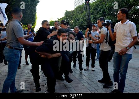 Tunesien. 22.. Juli 2022. Tunesische Vorarbeiter verprüchen am 22. Juli 2022 bei einer Demonstration entlang der Habib Bourguiba Avenue in der Hauptstadt Tunis gegen ihren Präsidenten und beim bevorstehenden Verfassungsreferendum vom 25. Juli mit der Polizei. (Foto von Yassine Mahjoub/Sipa USA) Quelle: SIPA USA/Alamy Live News Stockfoto