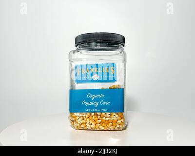 Orlando, FL USA - 14. Juli 2022: Ein Glas Franklins Gourmet Popcorn auf weißem Hintergrund.