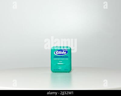 Orlando, FL USA - 14. Juli 2022: Ein Behälter mit Mint Glide Dental Floss auf weißem Hintergrund. Stockfoto