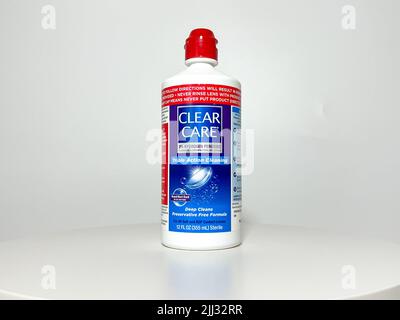 Orlando, FL USA - 14. Juli 2022: Eine Flasche Clear Care Contact Cleaning Solution auf weißem Hintergrund. Stockfoto