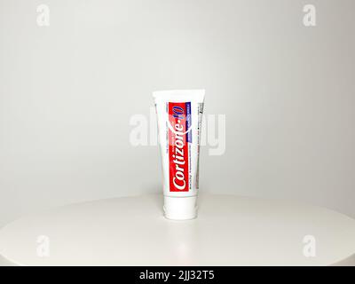 Orlando, FL USA - 14. Juli 2022: Eine Tube Cortizone 10 Eczema Cream auf weißem Hintergrund. Stockfoto