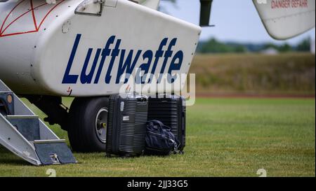 13. Juli 2022, Niedersachsen, Lüneburg: Koffer stehen neben dem Hubschrauber Eurocopter AS532 Cougar des Sonderflugwehrflügels des Bundesministeriums für Verteidigung. Foto: Philipp Schulze/dpa Stockfoto